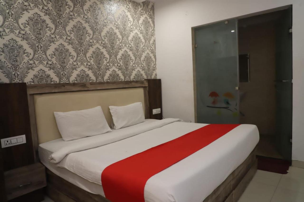 Hotel Almond Zirakpur 外观 照片