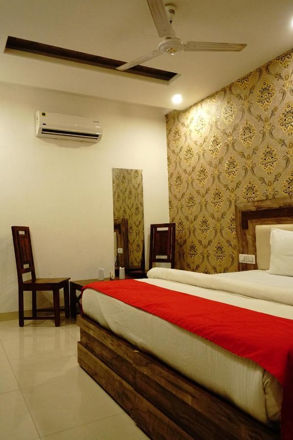Hotel Almond Zirakpur 外观 照片